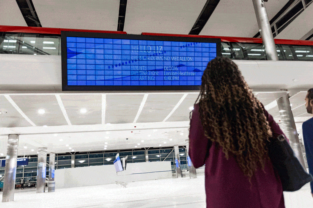 델타항공, 보는 사람마다 다른 탑승정보 보여주는 “평행현실” 스크린 시범 도입