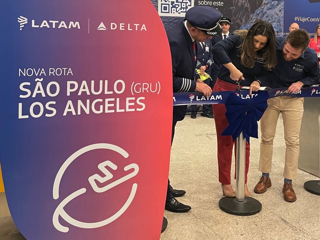 A ribbon-cutting ceremony before the boarding in São Paulo/Guarulhos included remarks by Danillo Barbizan, Brazil Sales Manager for Delta Air Lines, and Camila Belinelli, Commercial Manager for LATAM Brazil. Delta Air Lines and LATAM crew members also participated in the event marking the beginning of this partnership.