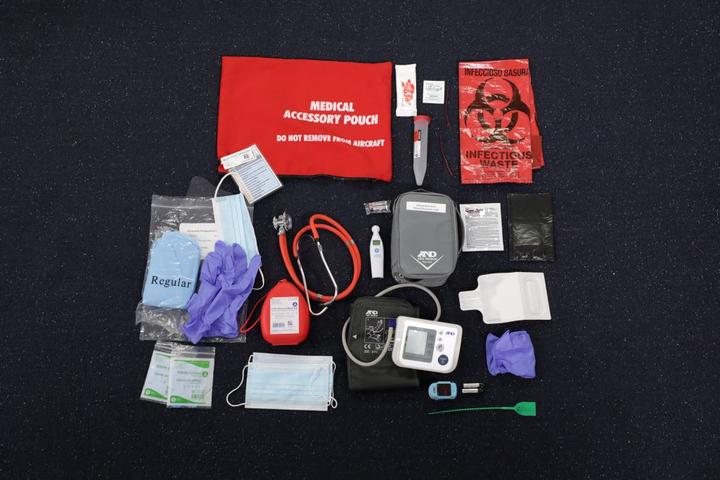 A nova bolsa vermelha da Delta com ferramentas de diagnóstico médico atualizadas. 