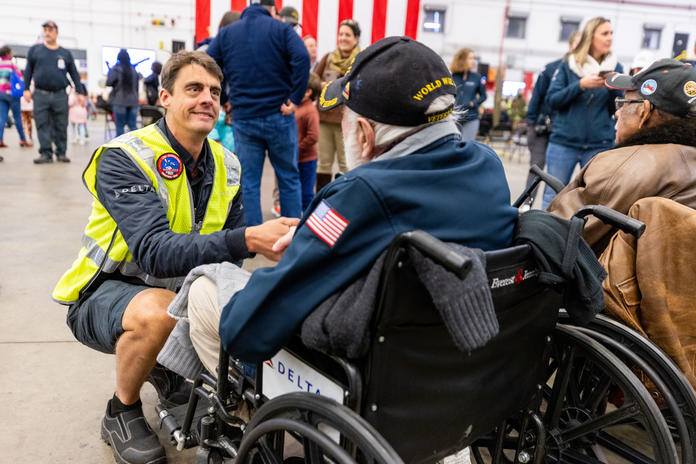 Um funcionário da Delta TechOps cumprimenta um veterano militar dos EUA na 12ª celebração anual dos veteranos da Delta.