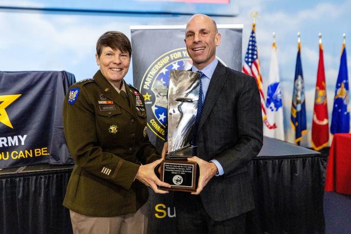 Lieutenant General Maria Gervais, Deputy Commanding General and Chief of Staff of the U.S. Army Training and Doctrine Command, joined Chief Operating Officer and Veteran Mike Spanos at the ceremony to share the PaYS Program strategic vision and welcome Delta as an official partner. 