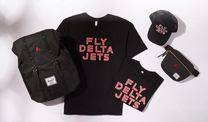 Logotipo Fly Delta Jets em camisetas e um chapéu junto com o widget Delta em uma mochila e pochete