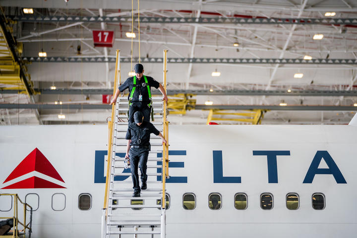 Especialistas da Delta TechOps estão modernizando metodicamente cada aeronave da frota, uma por uma, para trazer Wi-Fi rápido e gratuito a bordo. 