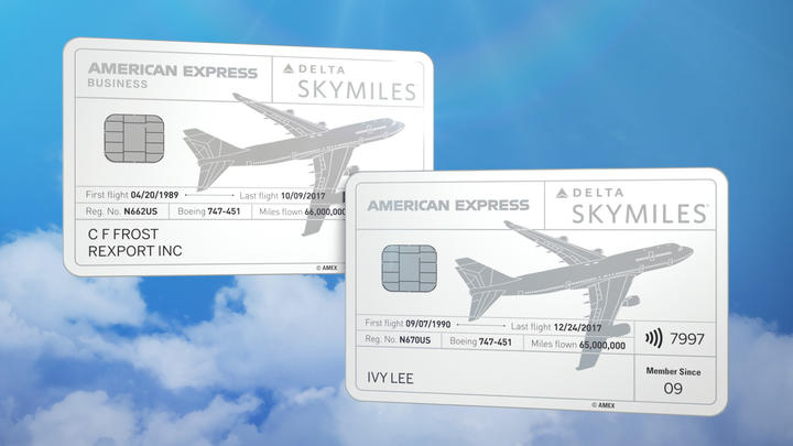 Os novos cartões Delta SkyMiles Reserve de edição limitada são na cor branco-nuvem e feitos a partir de duas aeronaves Delta Boeing 747 que foram aposentadas após mais de 27 anos de serviço e apresentam a história de cada avião, incluindo o primeiro e o último voo, número de cauda e número. de milhas voadas.  