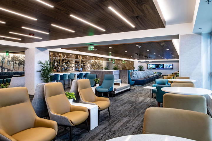 On April 9, Delta Sky Club raised the curtain on its newly expanded Miami lounge. With the addition of nearly 4,000 square feet and 100-plus seats to the Club—a capacity increase of more than 50%— the Club now stands at just over 12,000 total square feet, ready to welcome around 300 guests.