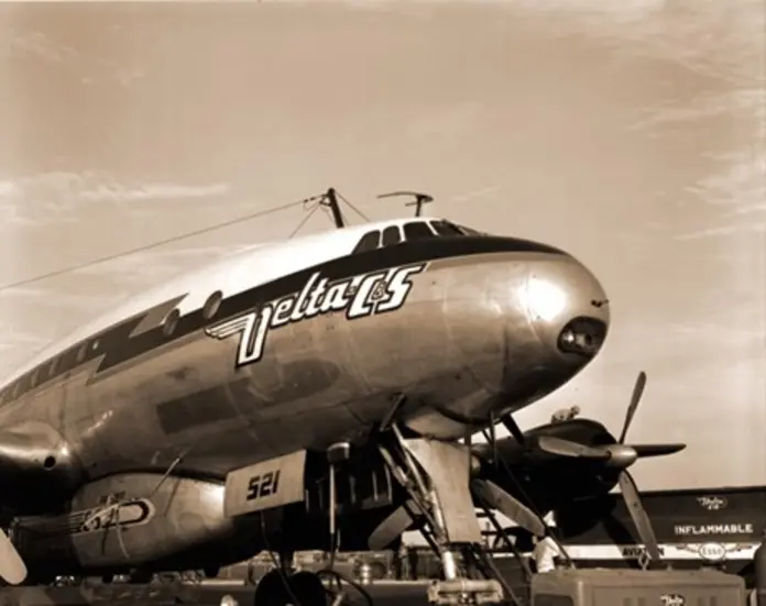 Black and white image of Lockheed Constellation 