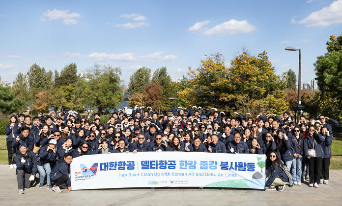 A group poses for a photo after Delta and Korean Air employees volunteered at a Han River cleanup event in Seoul’s Yeouido district to celebrate the fifth anniversary of the two airlines’ trans-Pacific joint venture. 