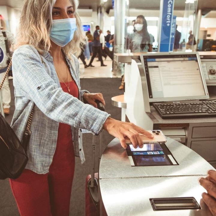 Uma mulher usa um cartão de embarque eletrônico no aplicativo Fly Delta.