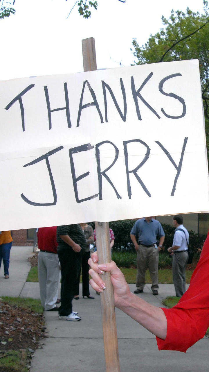 Delta employees made signs for former Delta CEO Jerry Grinstein's last day.