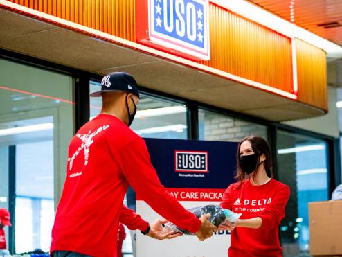 Delta employees volunteering with USO