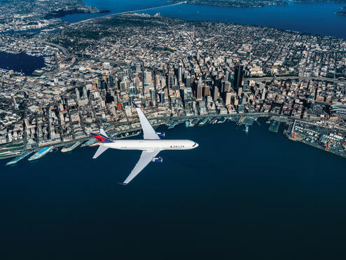 Boeing 767-300 flies over Seattle.