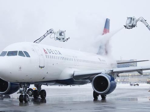 Deicing Delta aircraft