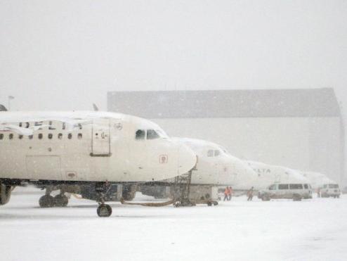 Delta aircraft in snow at MSP airport