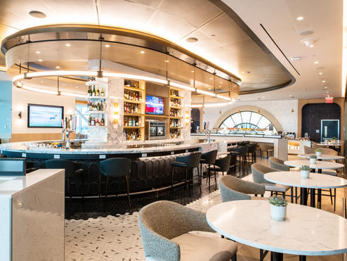 A signature, 360-degree premium bar serves as the JFK Delta Sky Club’s centerpiece — a grand and inviting space, one suited to the city that never sleeps. 