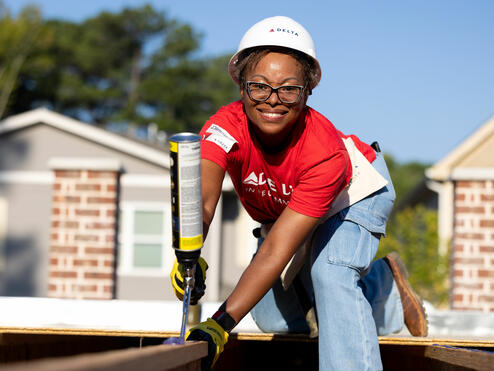 Delta employee volunteer works at a Habitat for Humanity build.