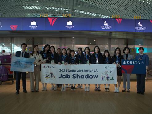 High school students pose in ICN Airport to commemorate their job shadowing experience with Delta and Junior Achievement.