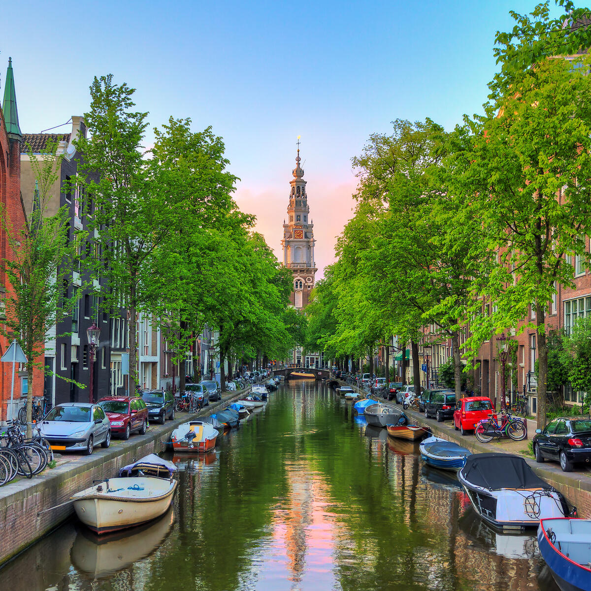 Beautiful Groenburgwal canal in Amsterdam 