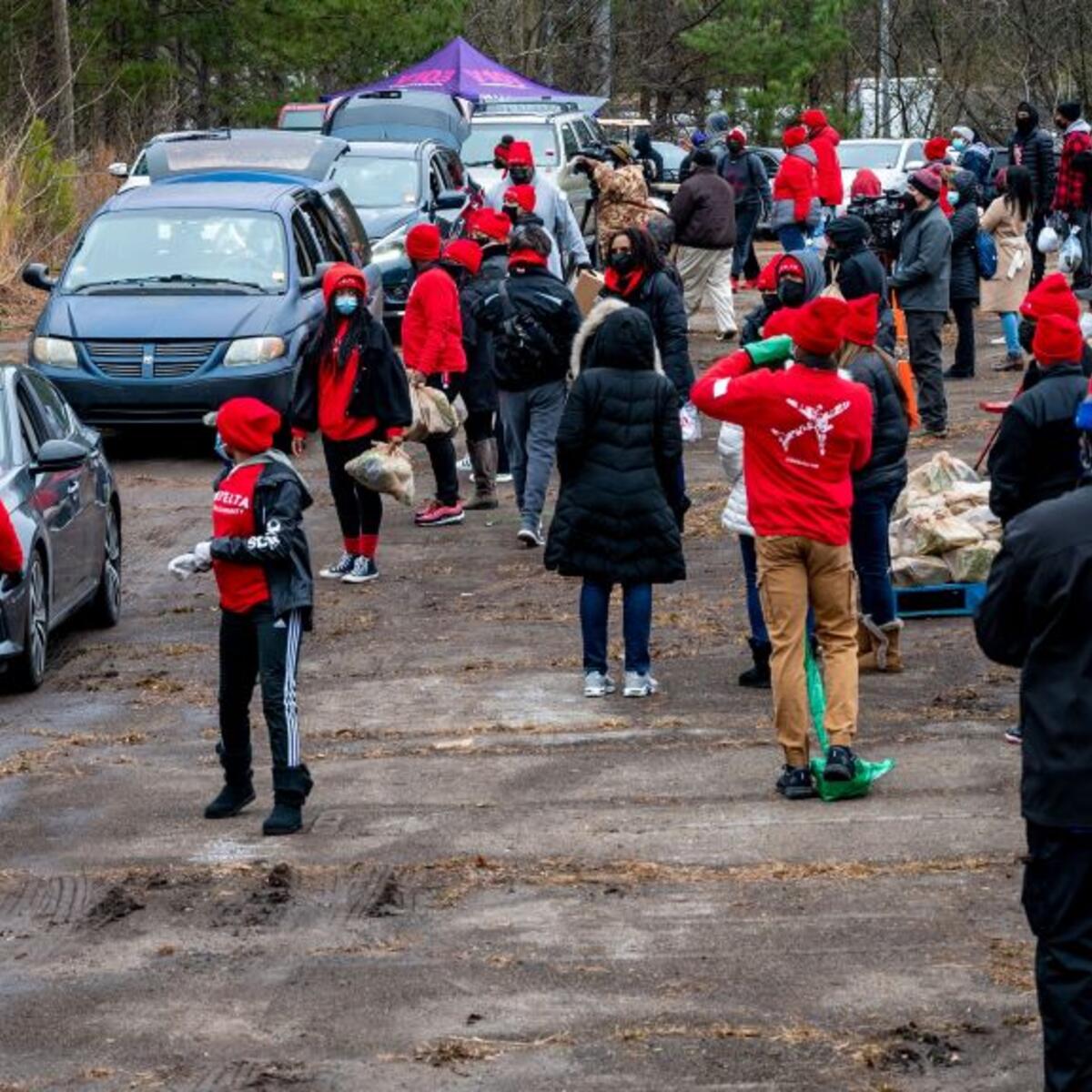 Delta employees volunteer at the recent Hosea Helps event.