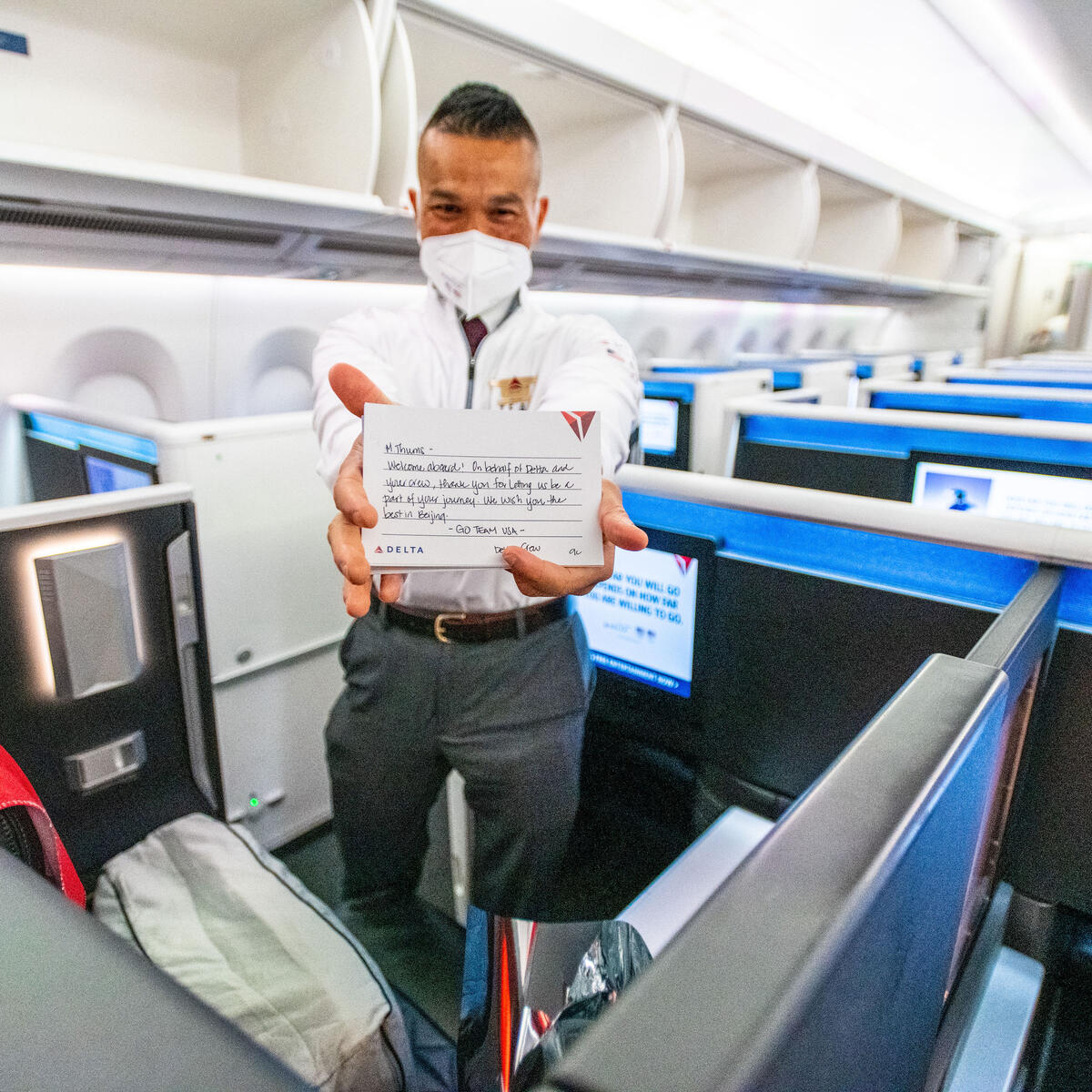 A Delta employee holds notes of encouragement for Team USA.