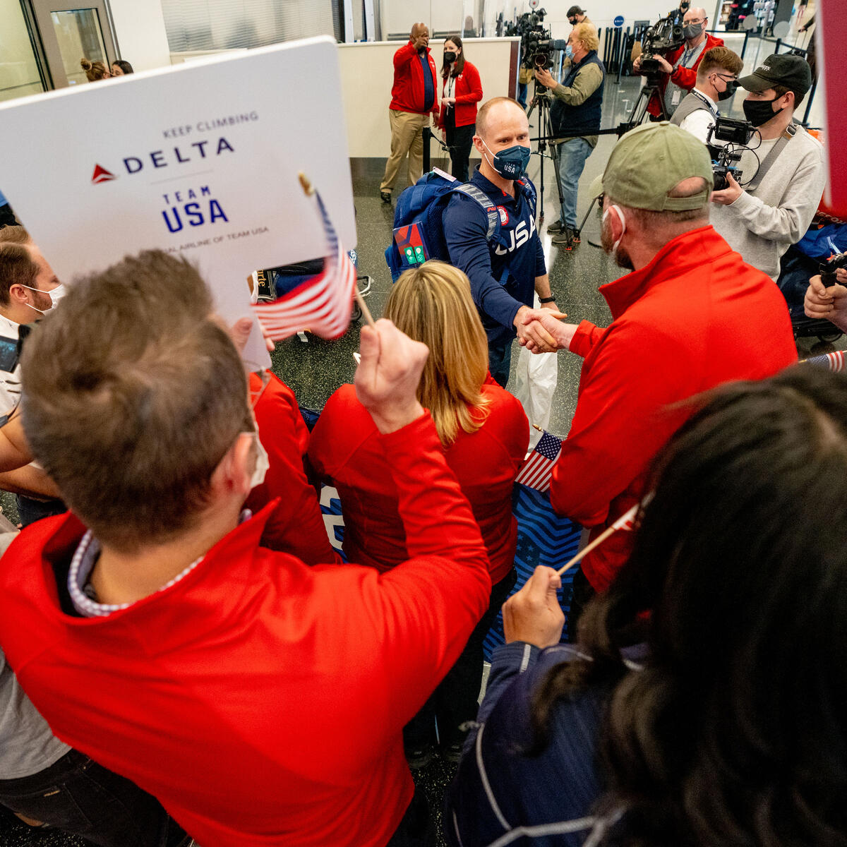 Dan Cnossen is greeted by Delta employees.