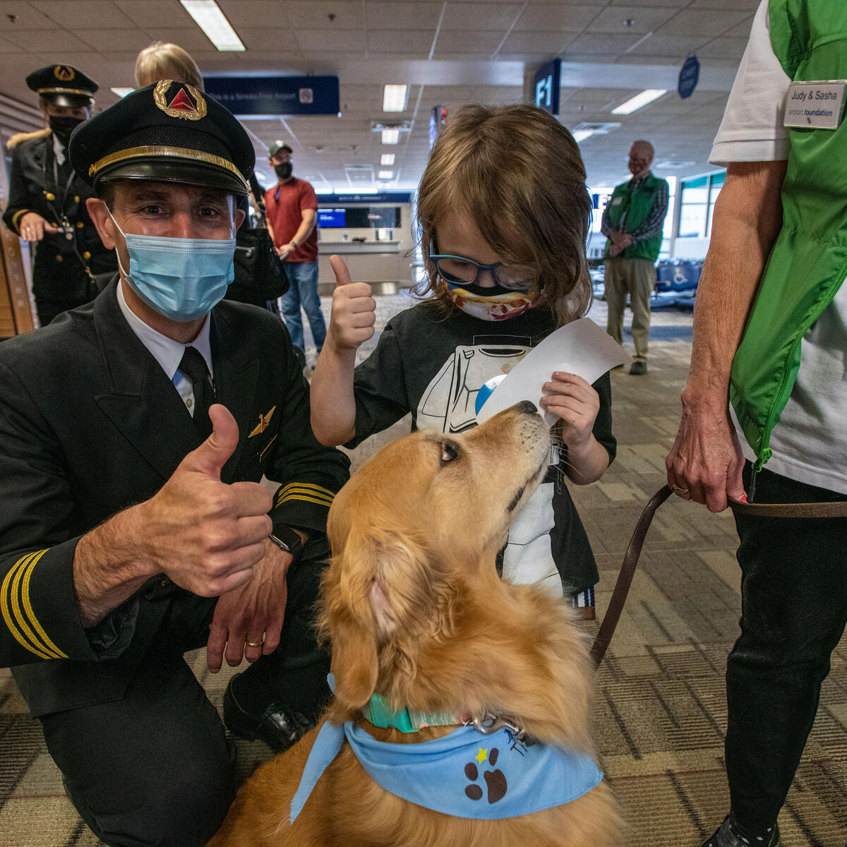 Delta pilots volunteer their time during Navigating MSP tours to help serve our customers with disabilities.
