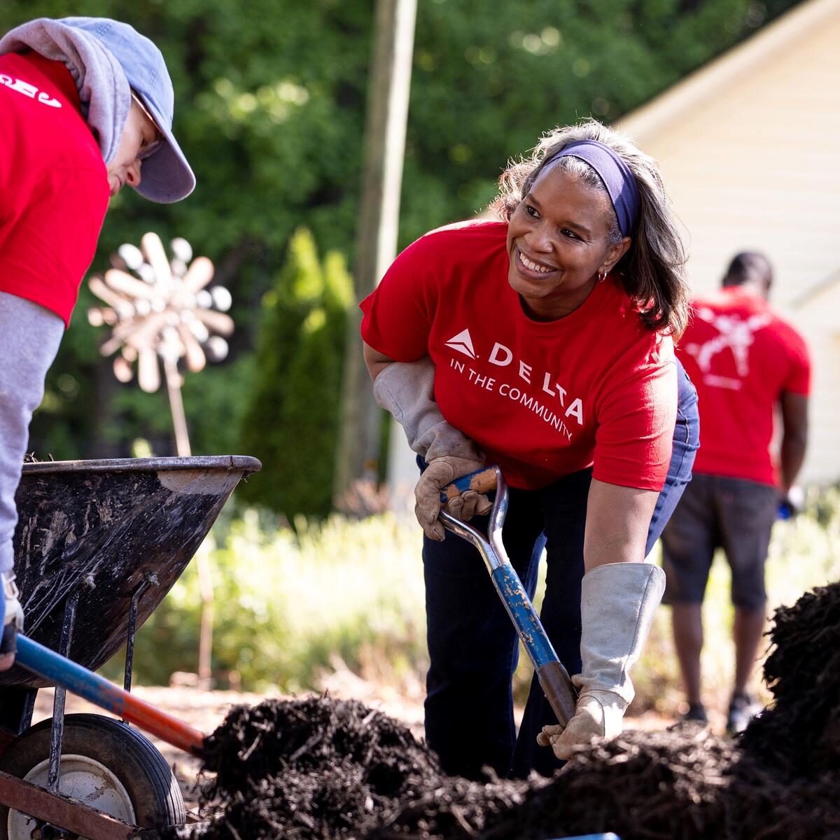 Delta volunteers planting