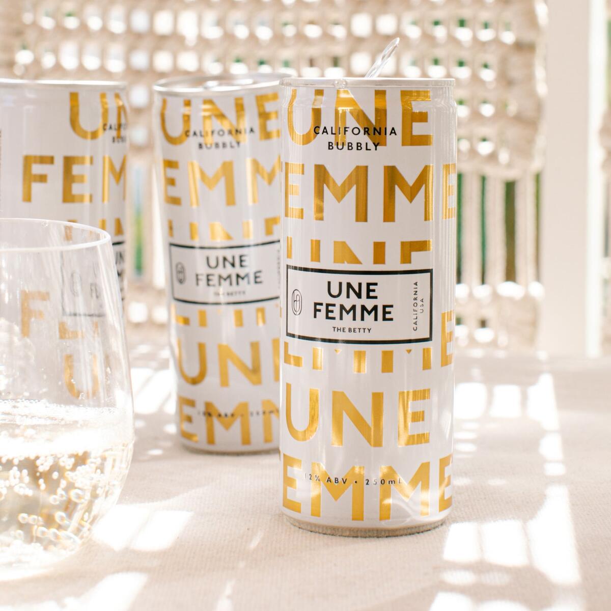 Un Femme The Betty white sparkling wine