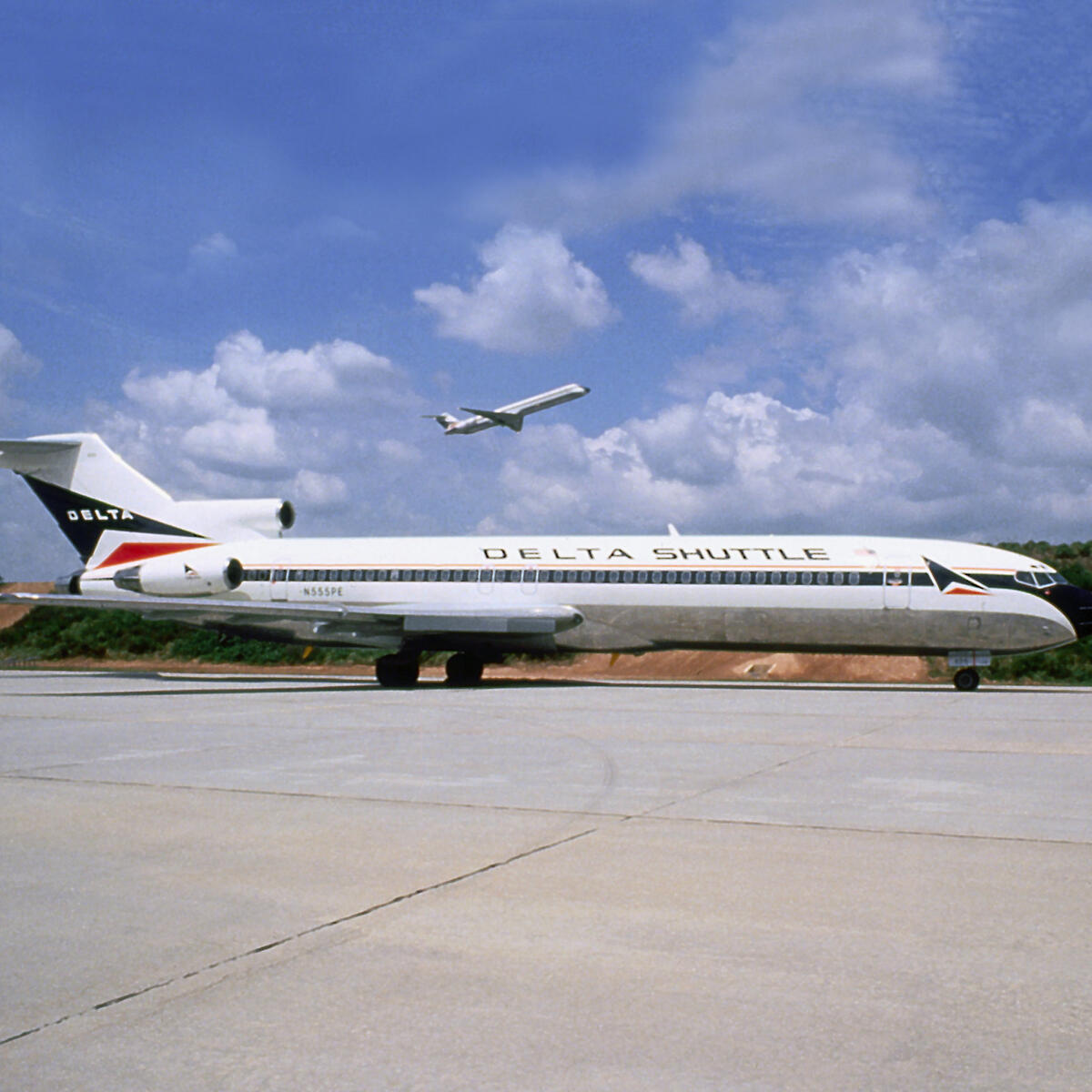 Delta Shuttle aircraft at LaGuardia Airport, 1991