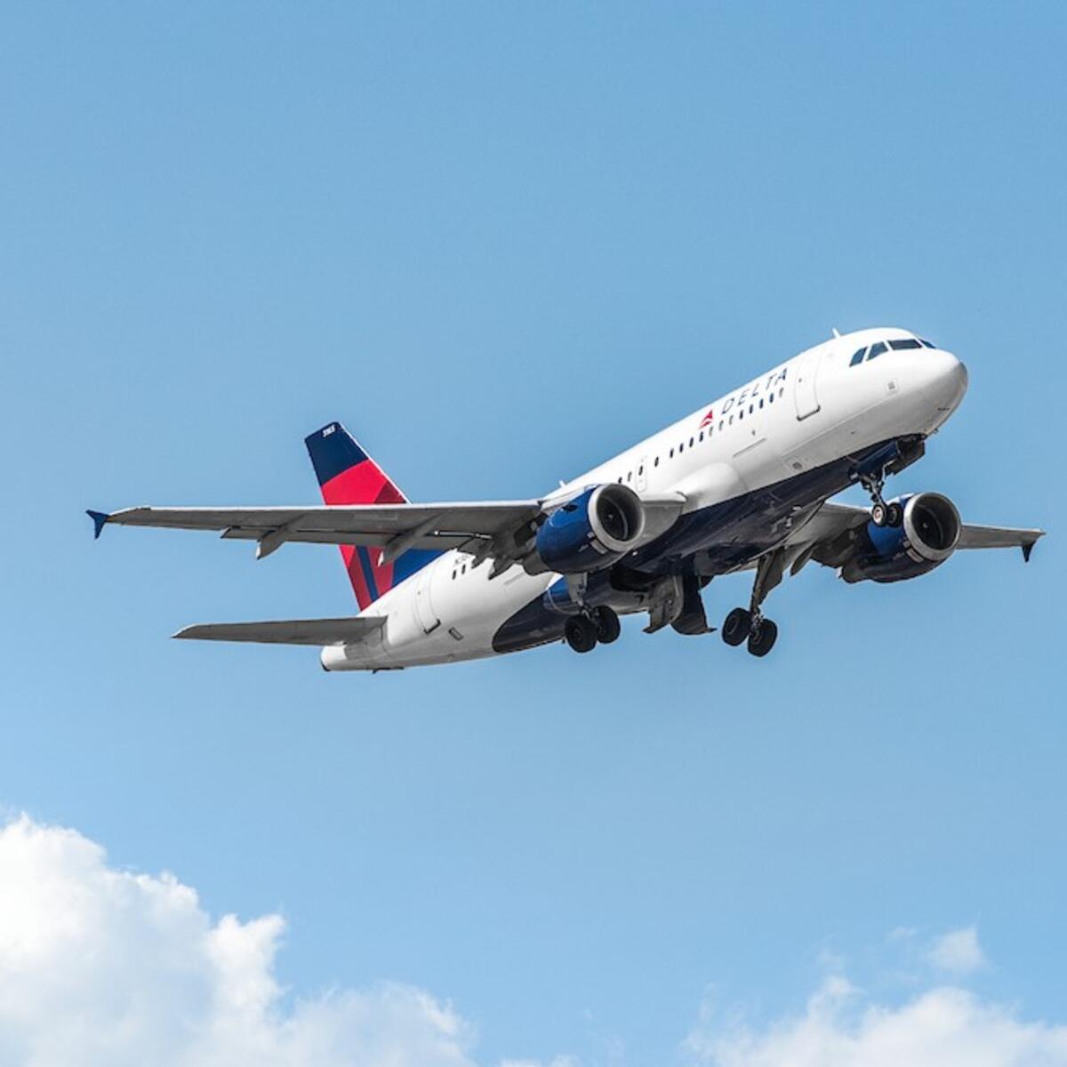 Delta Airbus 319-100 in flight