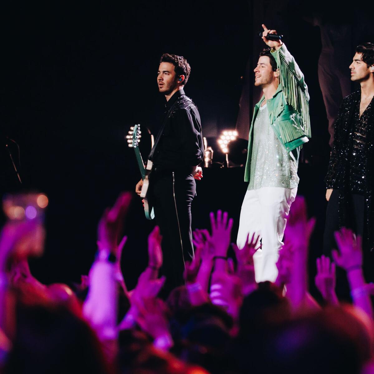 Jonas Brothers on stage for the Delta-exclusive concert, which can now be watched on Delta Studios.