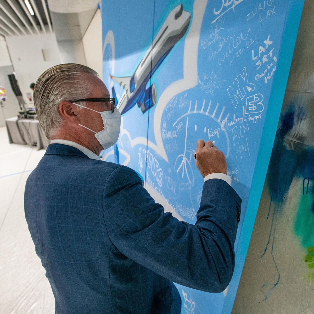 Delta CEO Ed Bastian adds message to LAX team wall