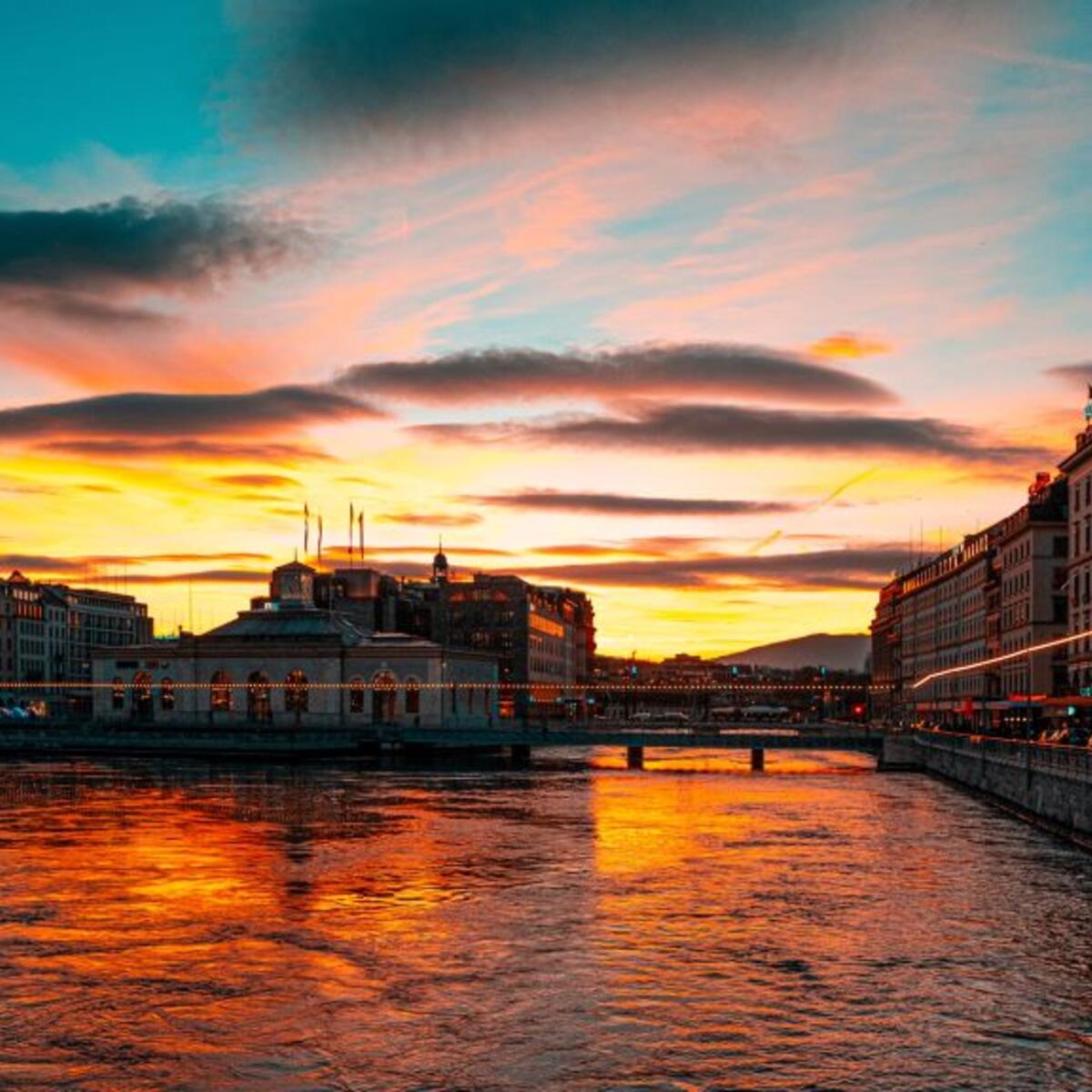 A sunset on the lake in Geneva, Switzerland