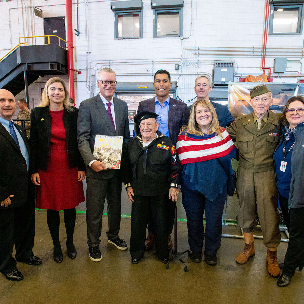 Ed Bastian and other Delta people pose for a group photo at the 2022 Veterans Day event.