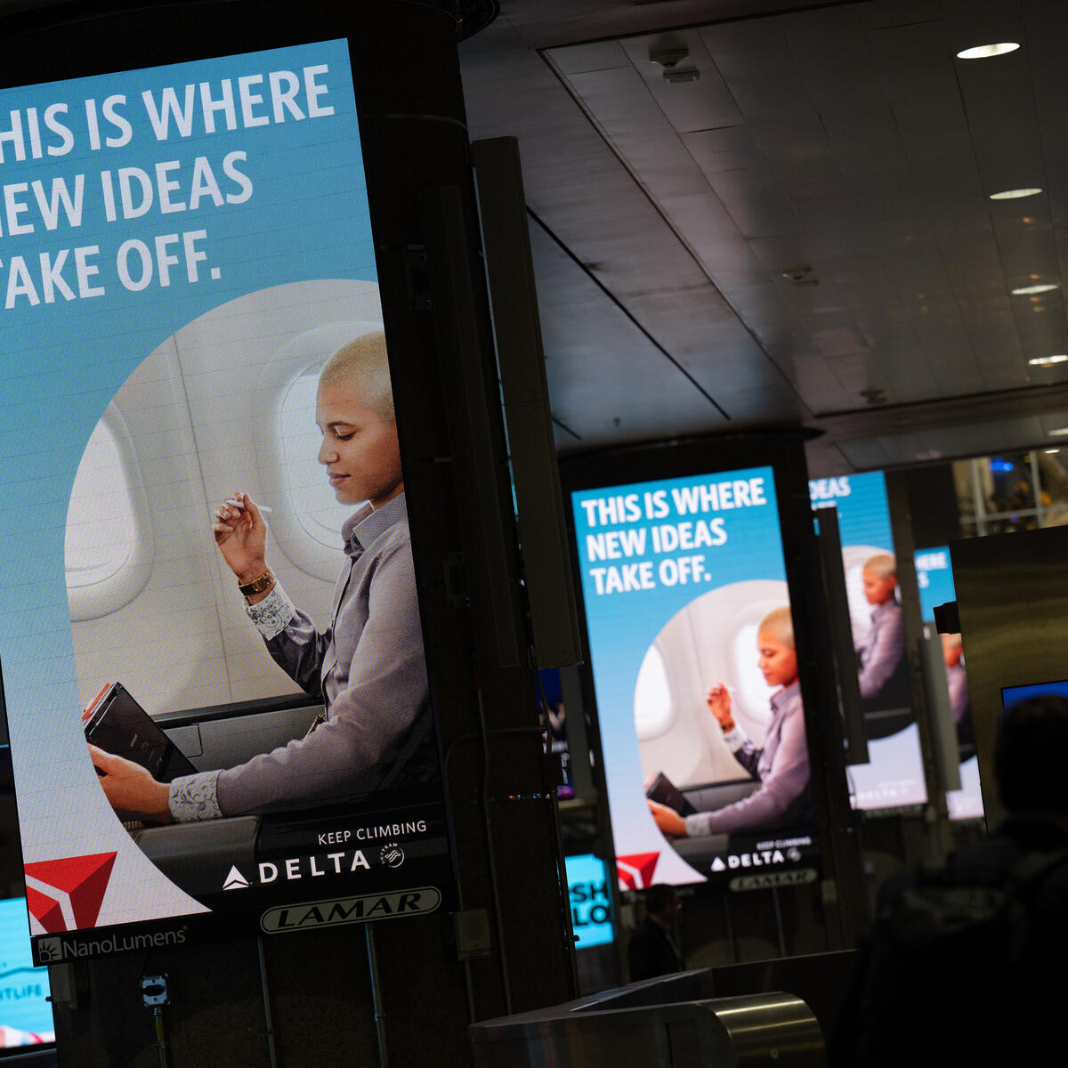 Digital Delta signs welcome customers to Las Vegas at Las Vegas' Harry Reid International Airport (LAS) baggage claim.