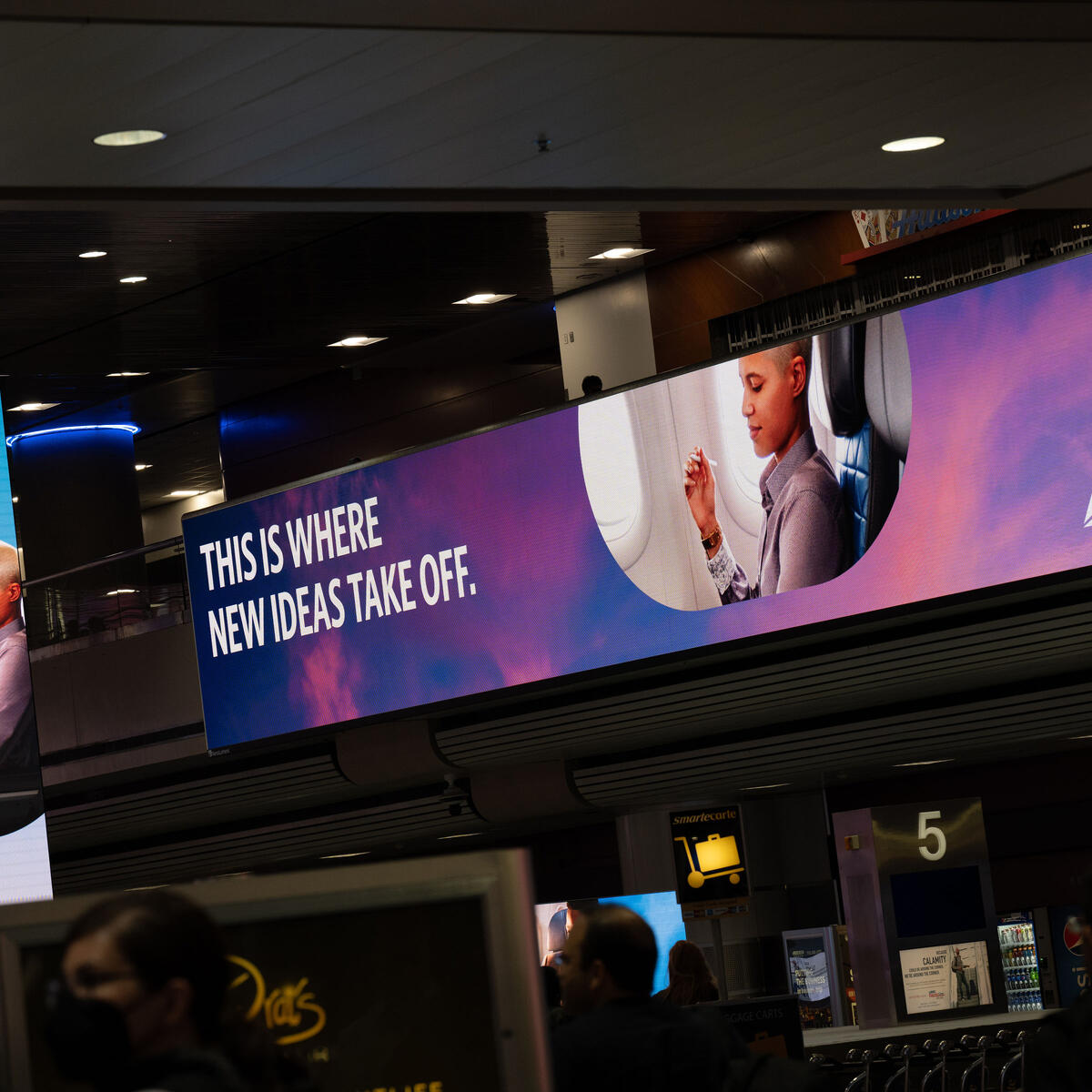 Digital Delta signs welcome customers to Las Vegas at Las Vegas' Harry Reid International Airport (LAS) baggage claim.