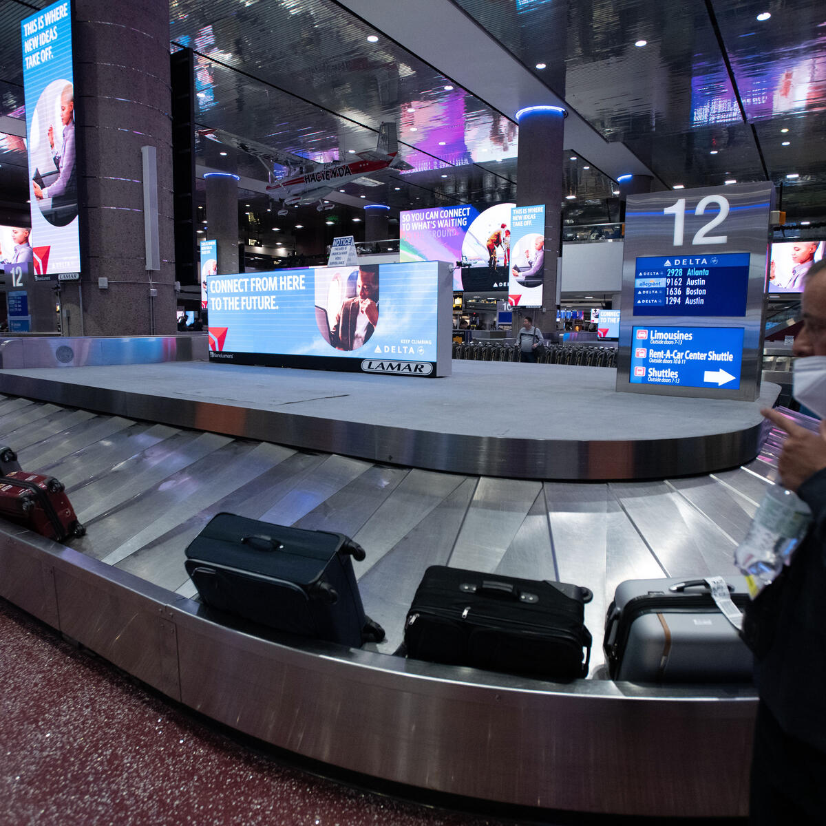 Digital Delta signs welcome customers to Las Vegas at Las Vegas' Harry Reid International Airport (LAS) baggage claim.