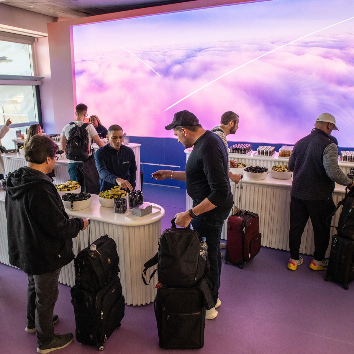 Delta’s gate D33 at Harry Reid International Airport (LAS) was transformed to send customers off with well-being products and snacks from Grown Alchemist, Kate’s Bars, Fever-Tree, Explorer Cold Brew and more to reconnect to their routines and prepare for the journeys home.