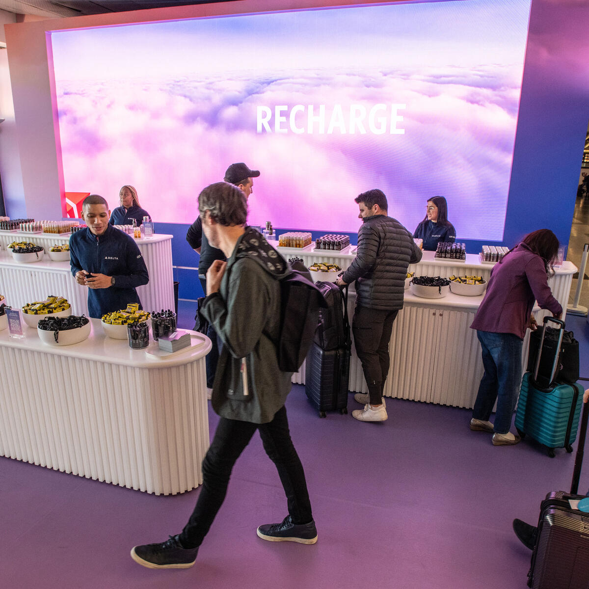 Delta’s gate D33 at Harry Reid International Airport (LAS) was transformed to send customers off with well-being products and snacks from Grown Alchemist, Kate’s Bars, Fever-Tree, Explorer Cold Brew and more to reconnect to their routines and prepare for the journeys home.