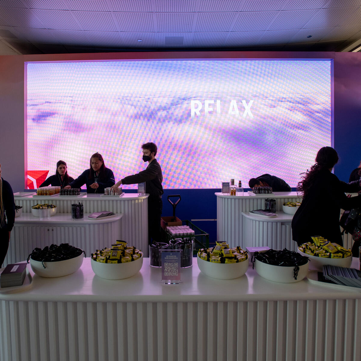 Delta’s gate D33 at Harry Reid International Airport (LAS) was transformed to send customers off with well-being products and snacks from Grown Alchemist, Kate’s Bars, Fever-Tree, Explorer Cold Brew and more to reconnect to their routines and prepare for the journeys home.