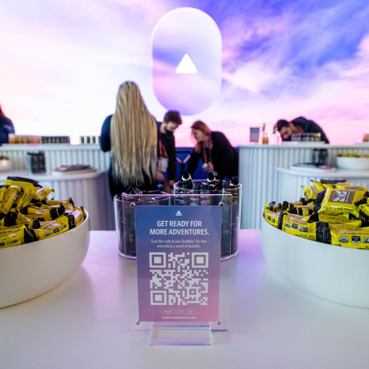 Delta’s gate D33 at Harry Reid International Airport (LAS) was transformed to send customers off with well-being products and snacks from Grown Alchemist, Kate’s Bars, Fever-Tree, Explorer Cold Brew and more to reconnect to their routines and prepare for the journeys home.
