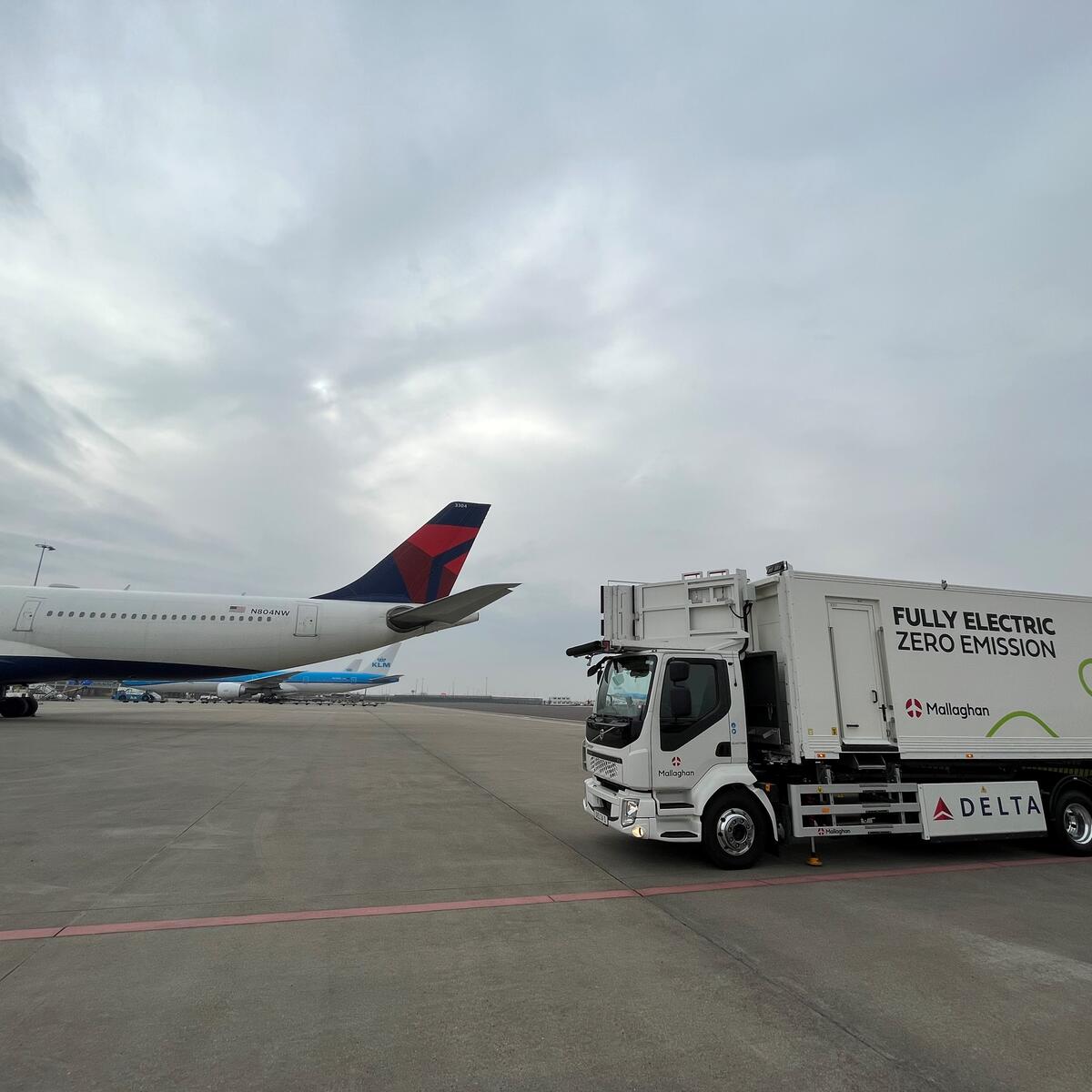 Delta Air Lines is introducing its first fully electric catering truck at Amsterdam Schiphol Airport in collaboration with Asito. It's a new initiative that reduces both CO2 emissions and pollution from diesel.