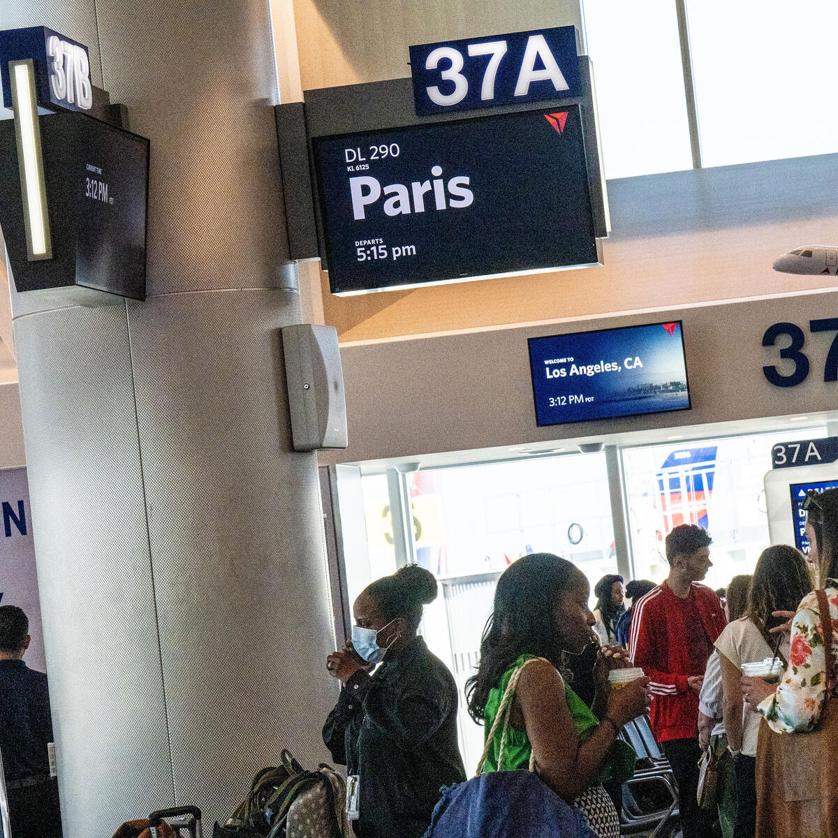 Delta people, customers and friends celebrate the departure of Delta Flight 290 from Los Angeles International Airport (LAX) to Paris Charles de Gaulle Airport (CDG).
