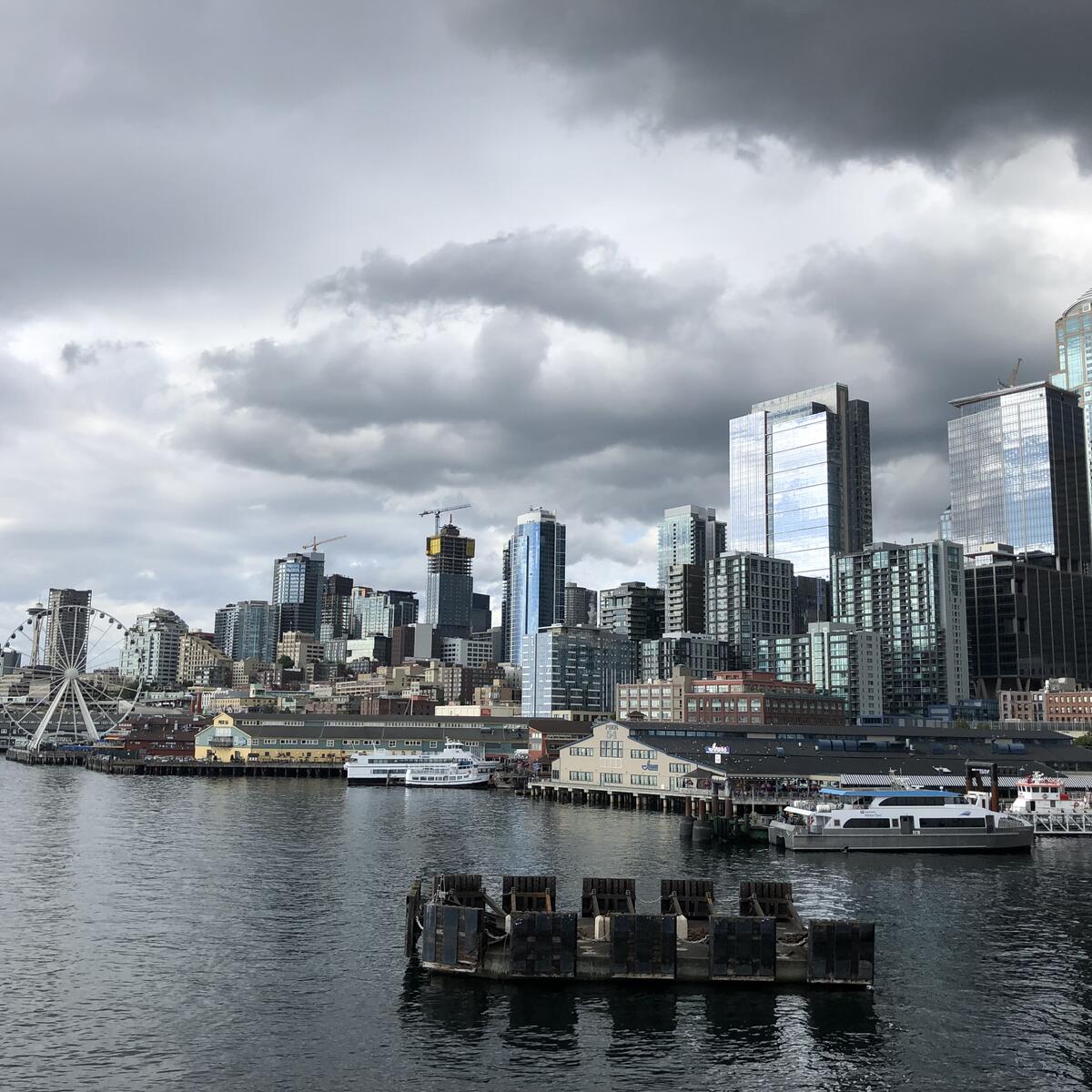 The skyline of Seattle, a busy city nestled between two seemingly infinite mountain ranges, surrounded by more than 50 hiking trails and unforgettable views.