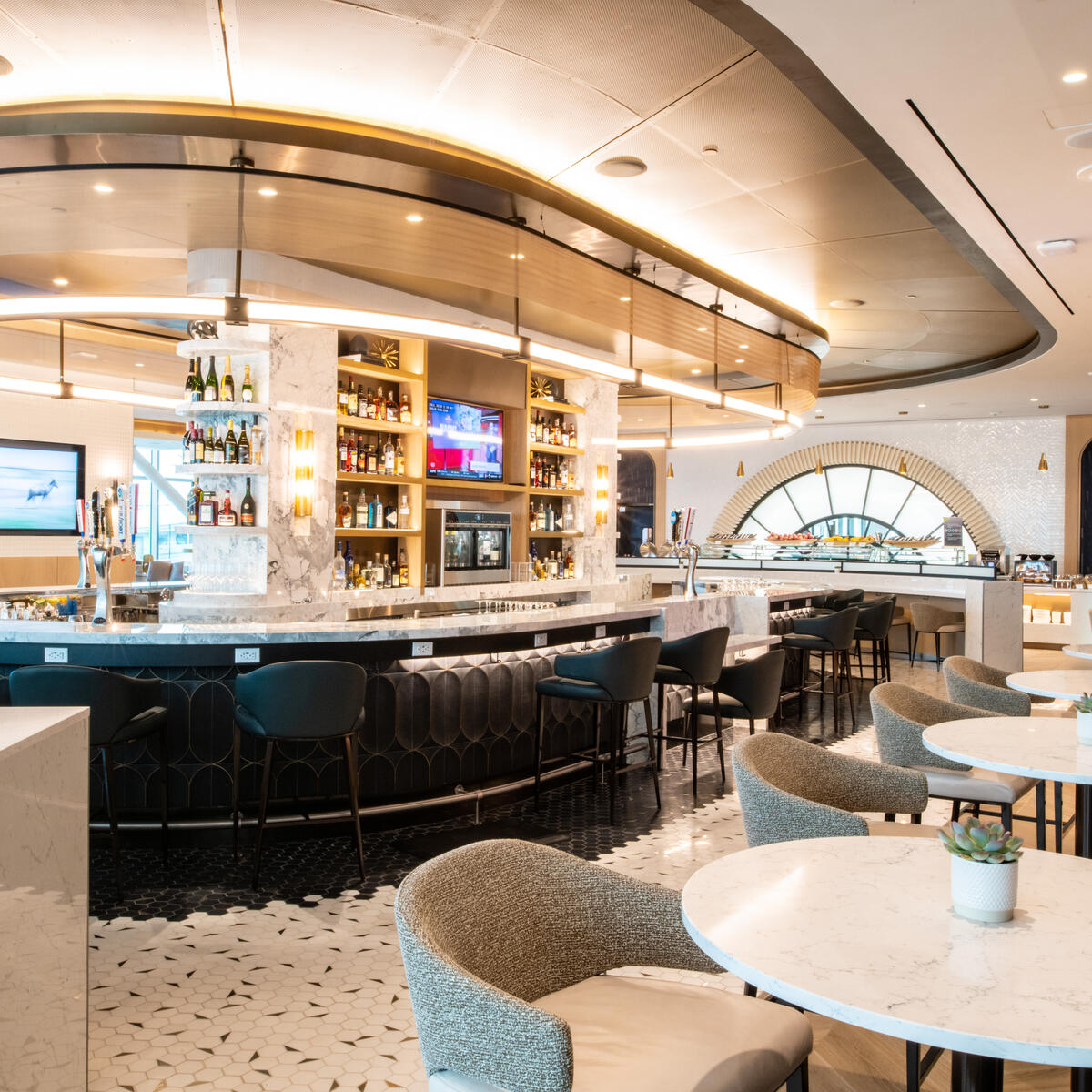 A signature, 360-degree premium bar serves as the JFK Delta Sky Club’s centerpiece — a grand and inviting space, one suited to the city that never sleeps. 