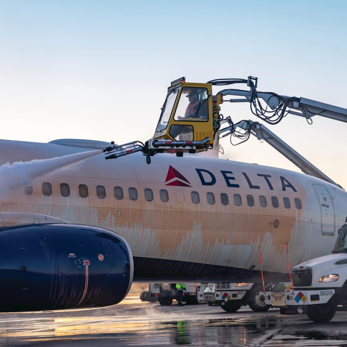 Delta crews de-ice a Boeing 737 at Minneapolis-Saint Paul International Airport.