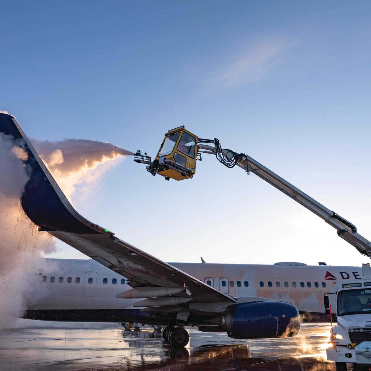 Delta crews de-ice a Boeing 737 at Minneapolis-Saint Paul International Airport.