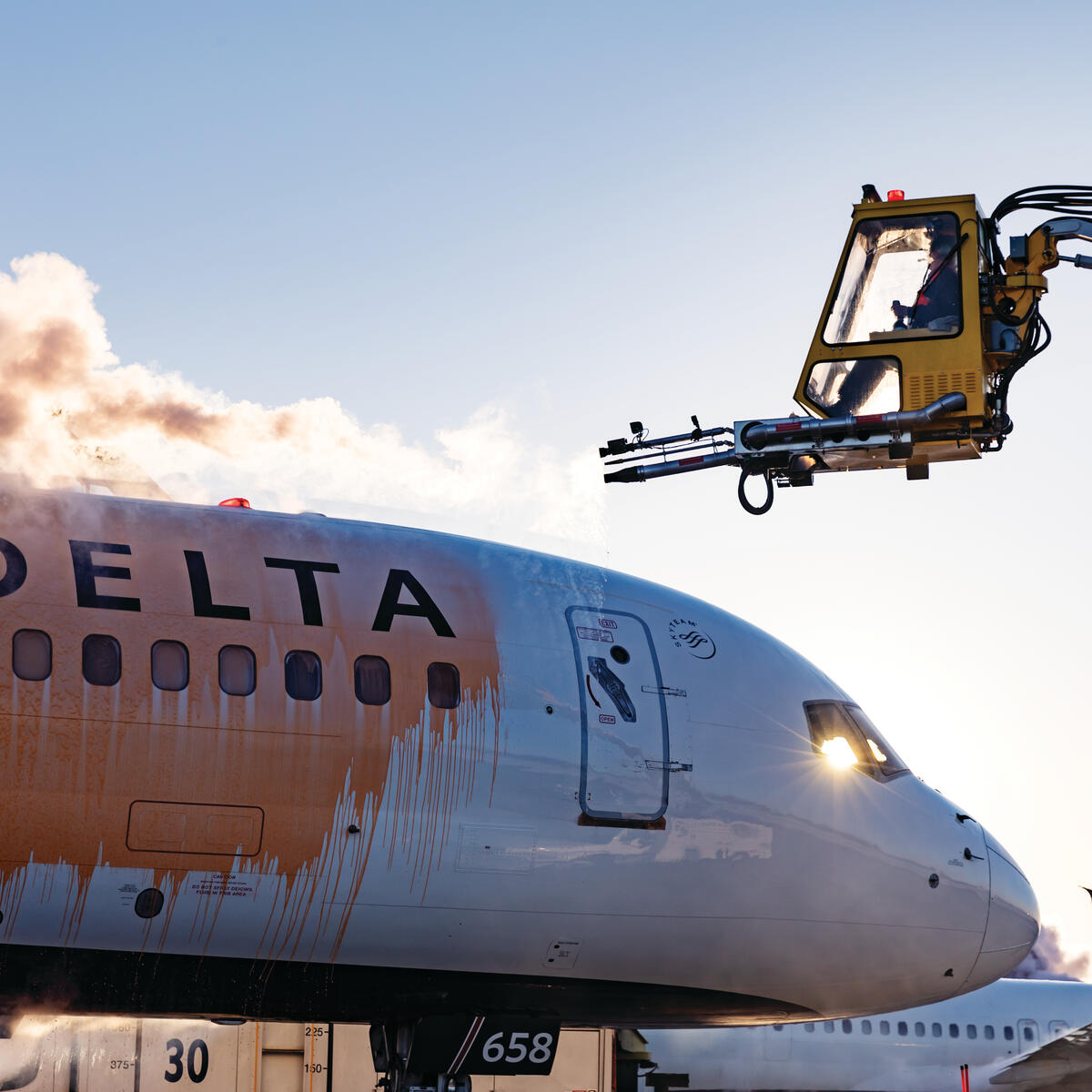 Delta crews de-ice a Boeing 757 at Minneapolis-Saint Paul International Airport.