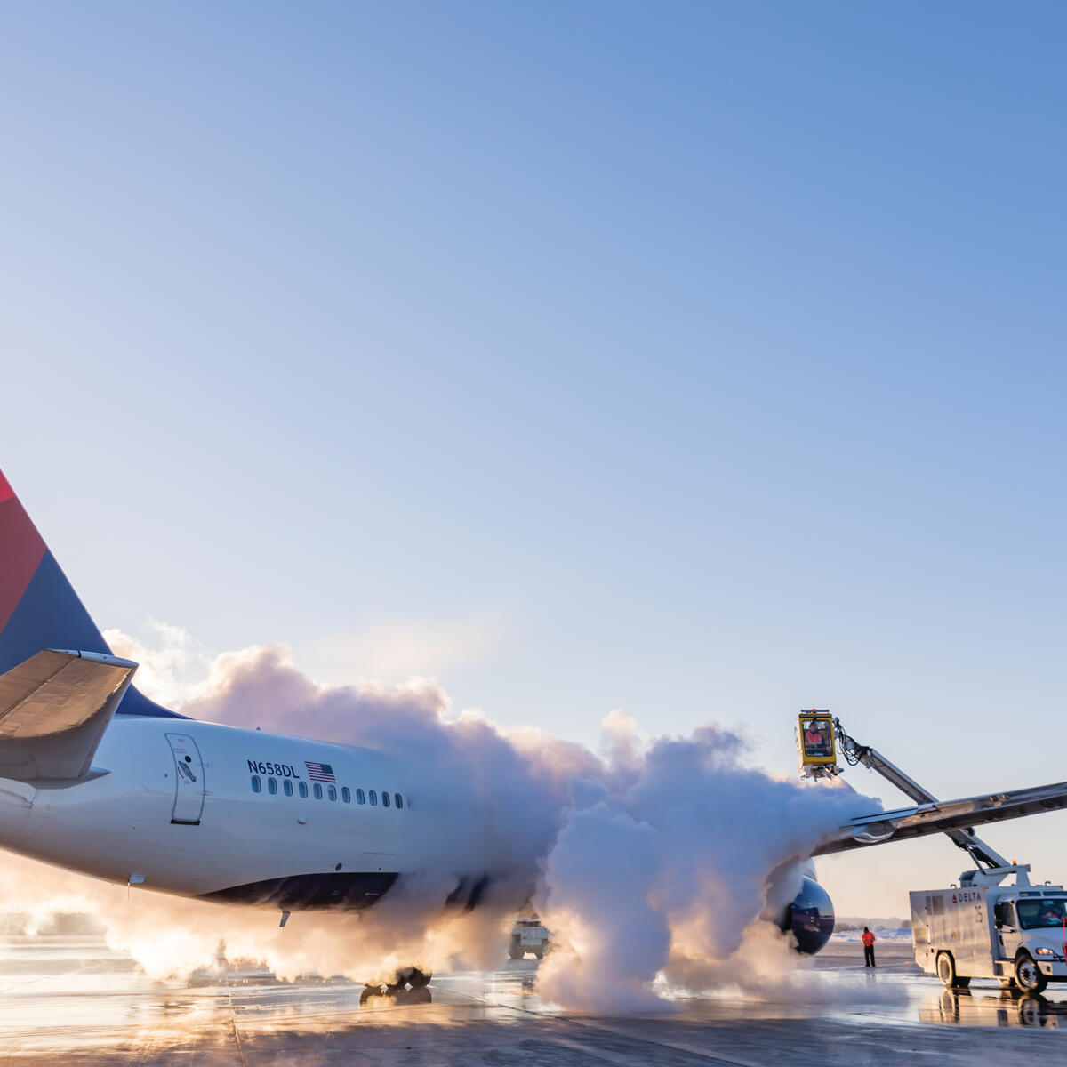 Delta crews de-ice a Boeing 757 at  Minneapolis-Saint Paul International Airport.