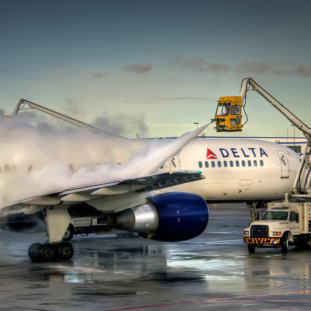 Delta crews de-ice a Boeing 757 at Salt Lake City International Airport.