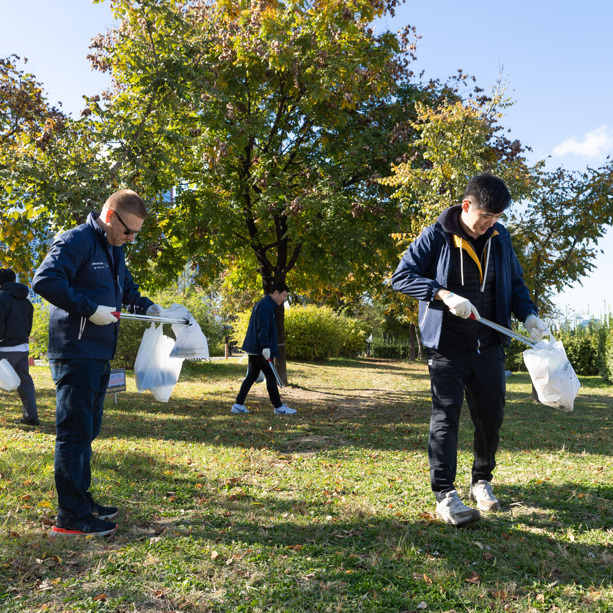 Delta and Korean Air employees recently volunteered at a Han River cleanup event in Seoul’s Yeouido district to celebrate the fifth anniversary of the two airlines’ trans-Pacific joint venture. 